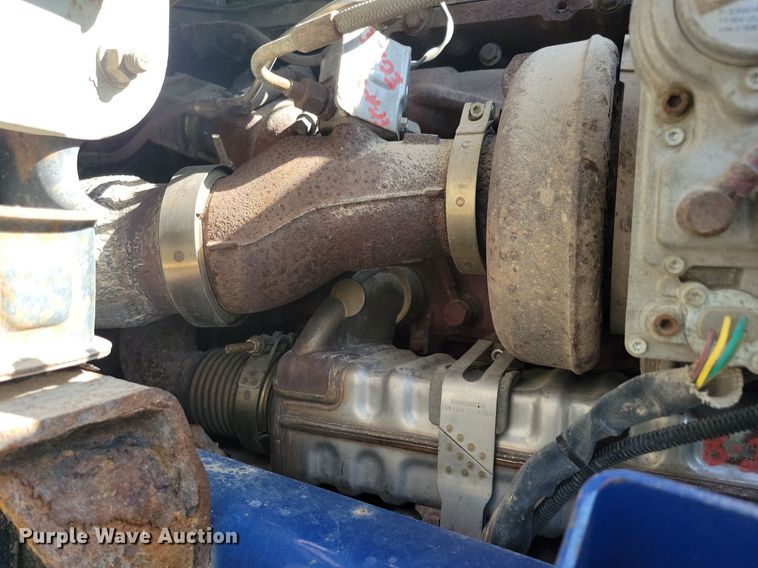 image for item IQ9941 2011 Mack CXU613  semi truck