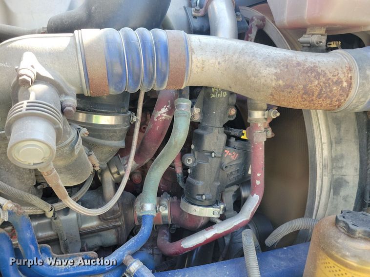 image for item IQ9941 2011 Mack CXU613  semi truck