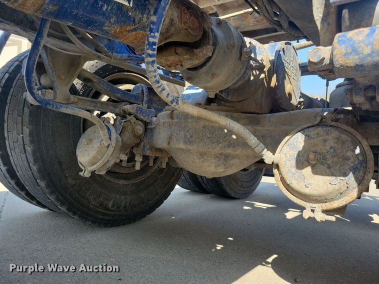 image for item IQ9941 2011 Mack CXU613  semi truck