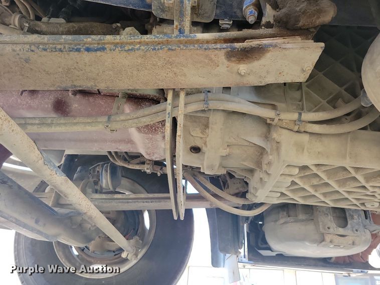 image for item IQ9941 2011 Mack CXU613  semi truck