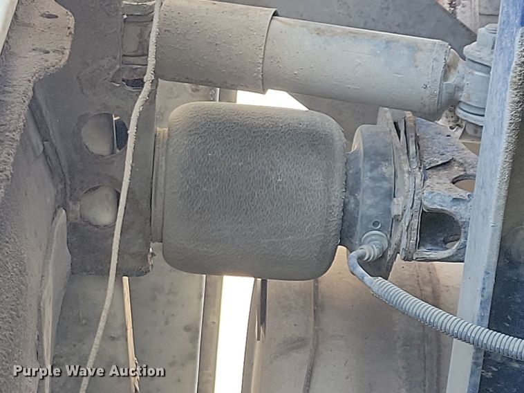 image for item IQ9941 2011 Mack CXU613  semi truck