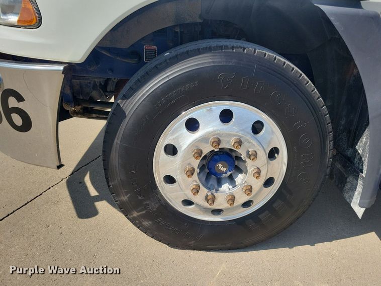 image for item IQ9941 2011 Mack CXU613  semi truck