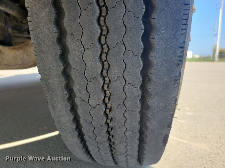 image for item IQ9941 2011 Mack CXU613  semi truck