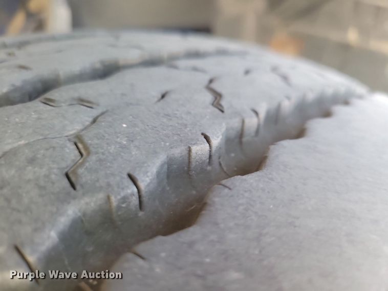 image for item IQ9941 2011 Mack CXU613  semi truck