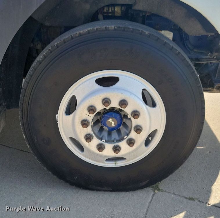 image for item IQ9941 2011 Mack CXU613  semi truck