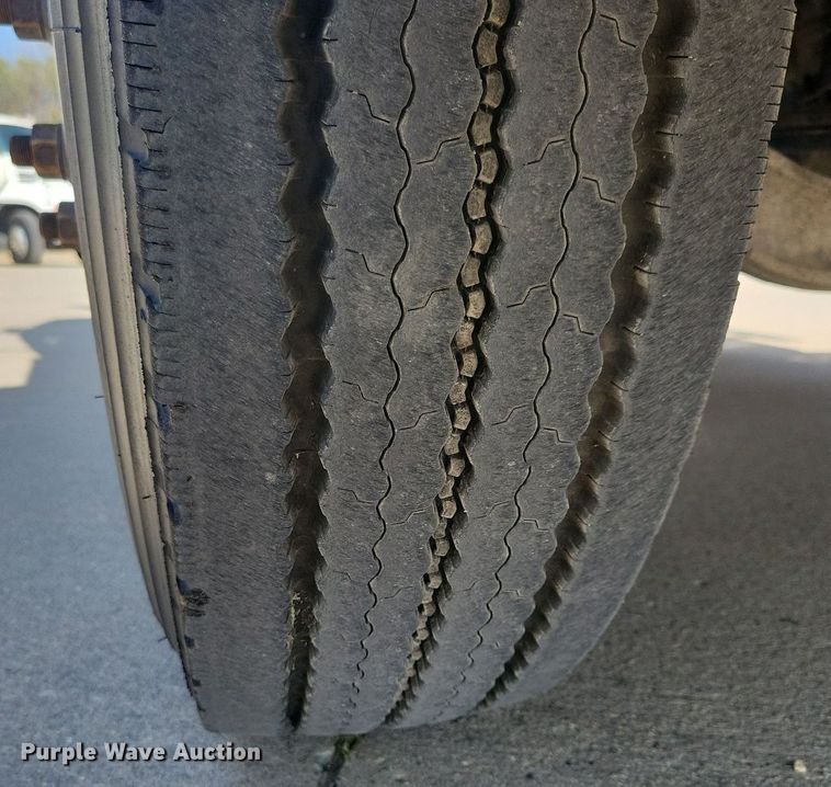 image for item IQ9941 2011 Mack CXU613  semi truck