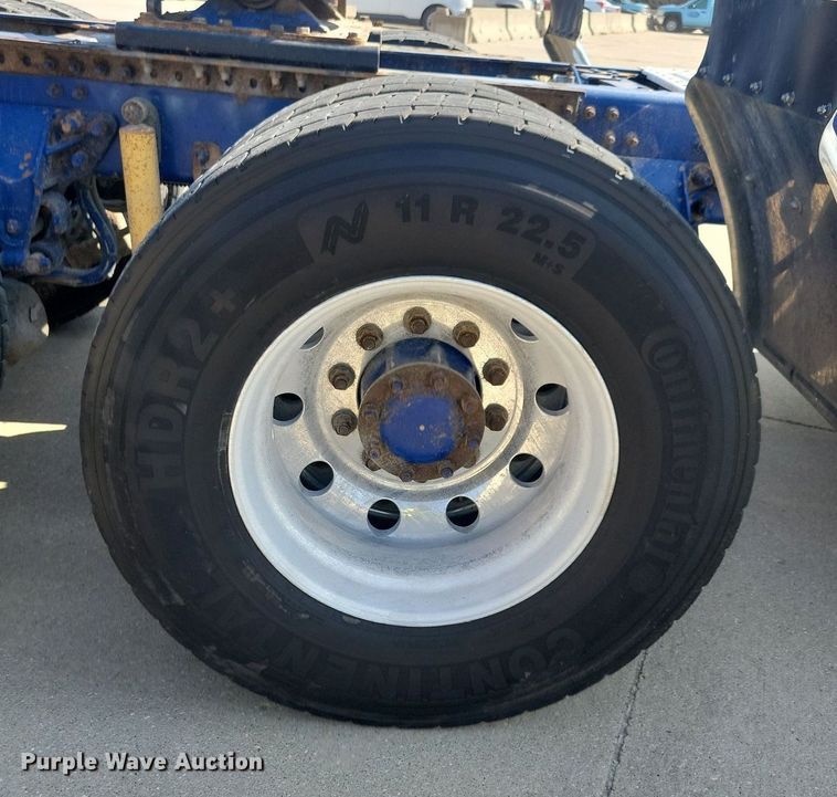 image for item IQ9941 2011 Mack CXU613  semi truck