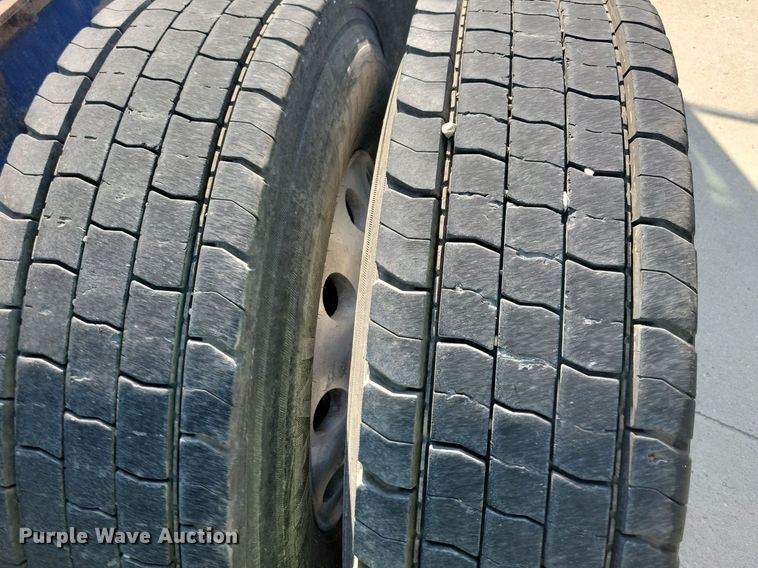 image for item IQ9941 2011 Mack CXU613  semi truck