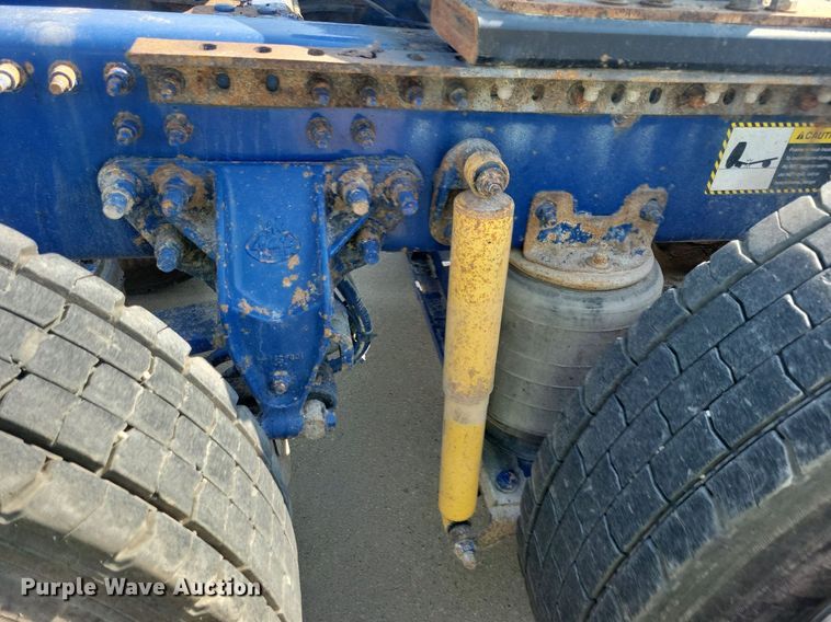 image for item IQ9941 2011 Mack CXU613  semi truck