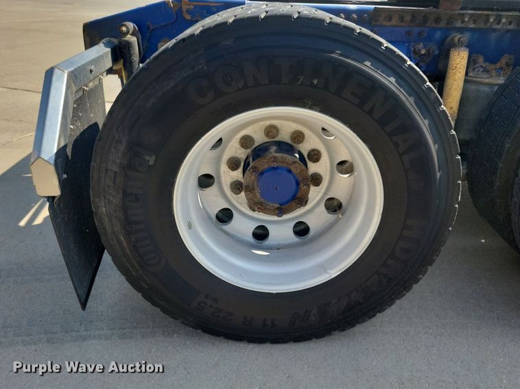 image for item IQ9941 2011 Mack CXU613  semi truck