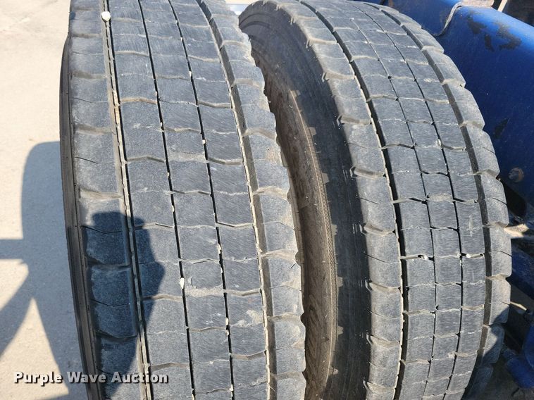 image for item IQ9941 2011 Mack CXU613  semi truck