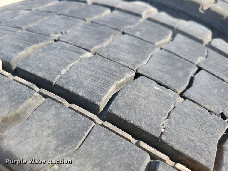 image for item IQ9941 2011 Mack CXU613  semi truck