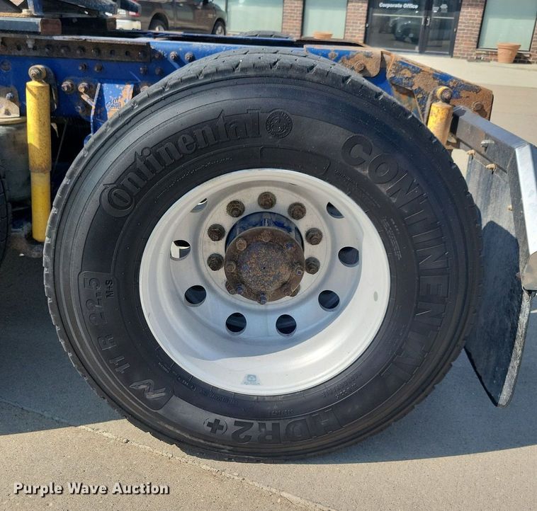 image for item IQ9941 2011 Mack CXU613  semi truck