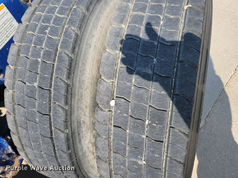 image for item IQ9941 2011 Mack CXU613  semi truck