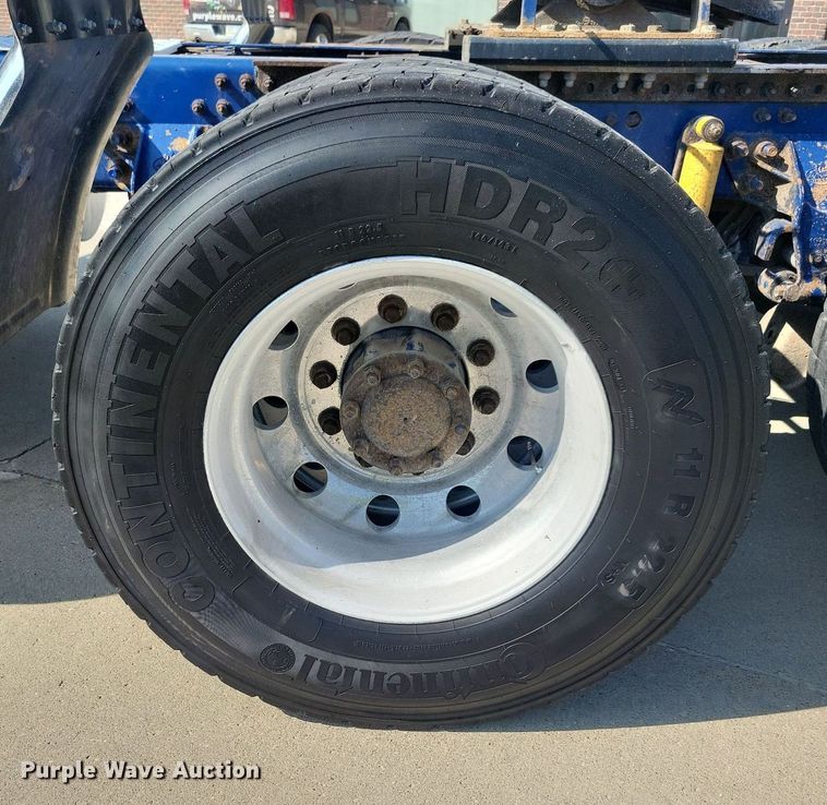 image for item IQ9941 2011 Mack CXU613  semi truck