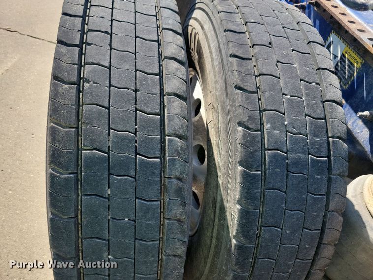 image for item IQ9941 2011 Mack CXU613  semi truck