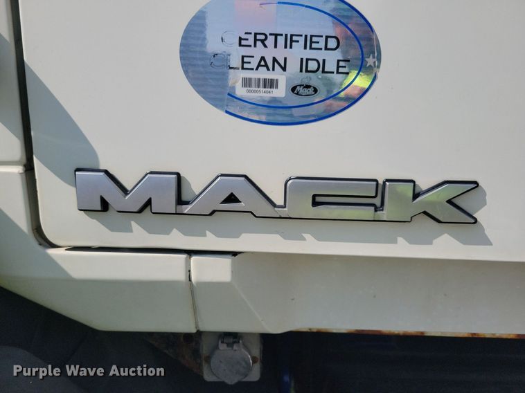 image for item IQ9941 2011 Mack CXU613  semi truck