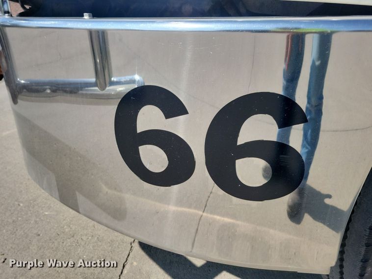 image for item IQ9941 2011 Mack CXU613  semi truck