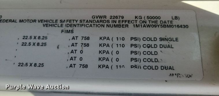 image for item IQ9941 2011 Mack CXU613  semi truck