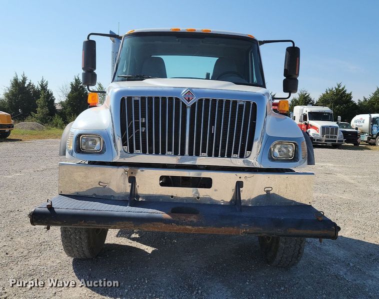 image for item JE9528 2005 International 7400 DT466  truck cab and chassis