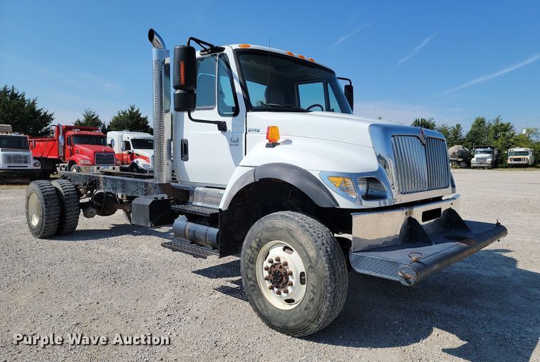 image for item JE9528 2005 International 7400 DT466  truck cab and chassis