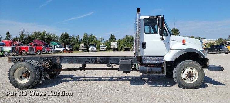 image for item JE9528 2005 International 7400 DT466  truck cab and chassis