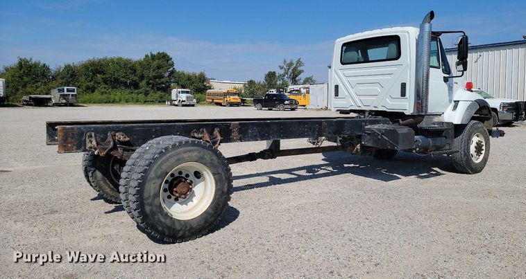 image for item JE9528 2005 International 7400 DT466  truck cab and chassis