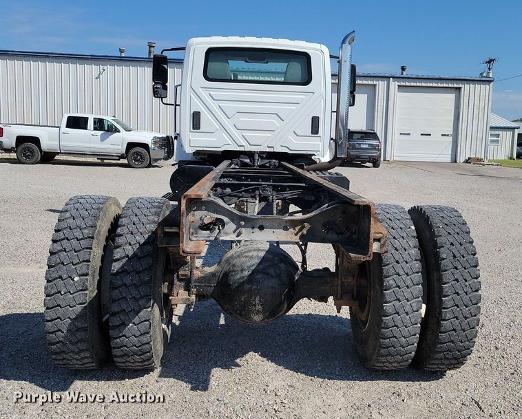 image for item JE9528 2005 International 7400 DT466  truck cab and chassis