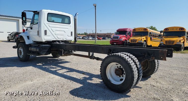 image for item JE9528 2005 International 7400 DT466  truck cab and chassis