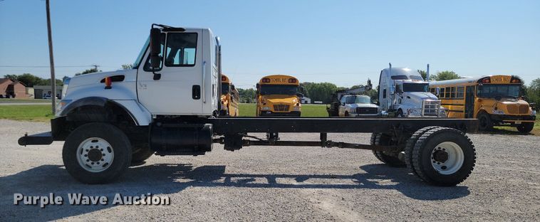 image for item JE9528 2005 International 7400 DT466  truck cab and chassis