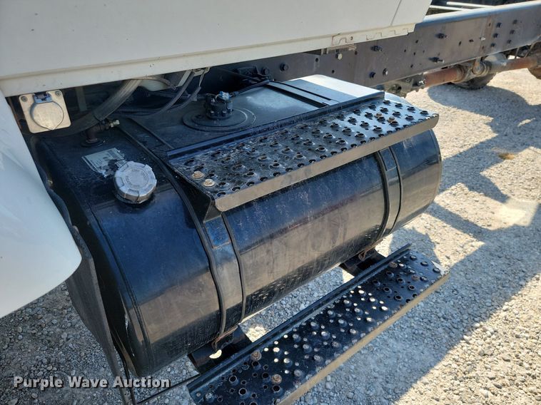 image for item JE9528 2005 International 7400 DT466  truck cab and chassis