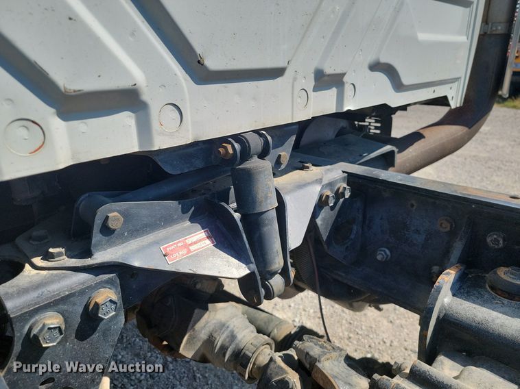 image for item JE9528 2005 International 7400 DT466  truck cab and chassis