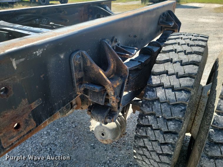 image for item JE9528 2005 International 7400 DT466  truck cab and chassis