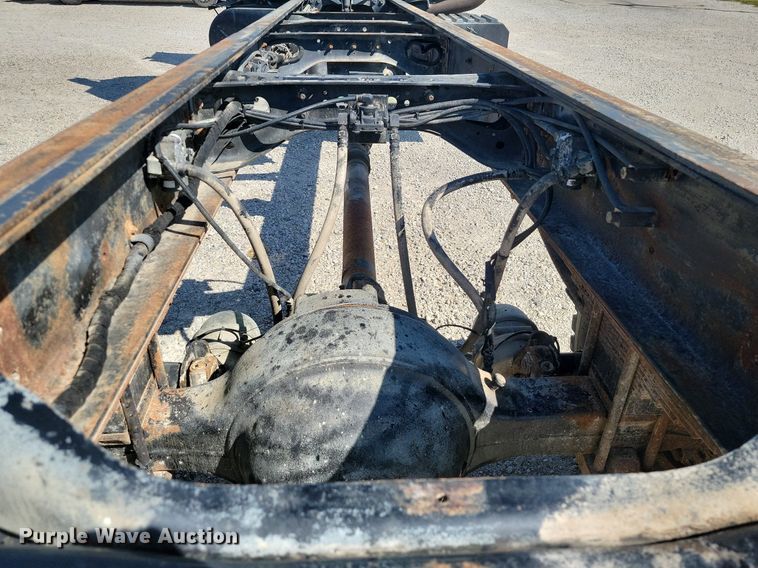 image for item JE9528 2005 International 7400 DT466  truck cab and chassis