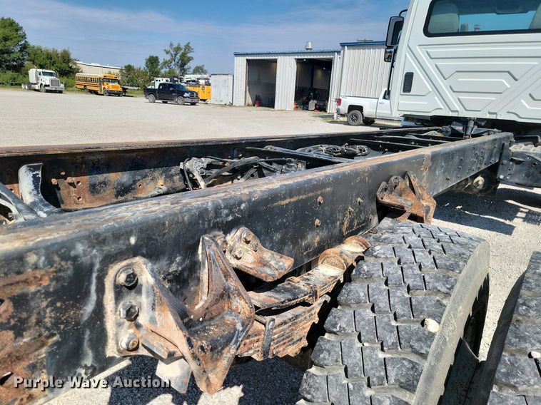 image for item JE9528 2005 International 7400 DT466  truck cab and chassis