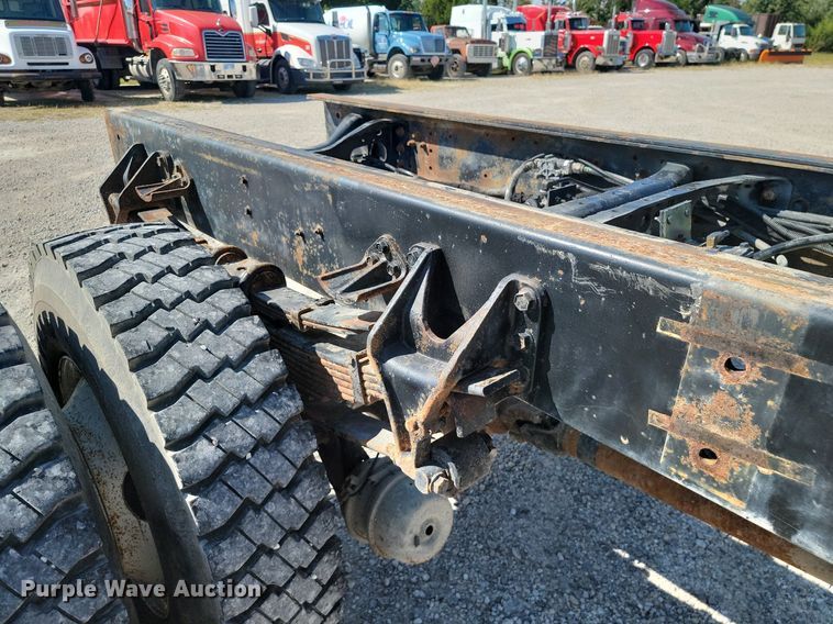 image for item JE9528 2005 International 7400 DT466  truck cab and chassis