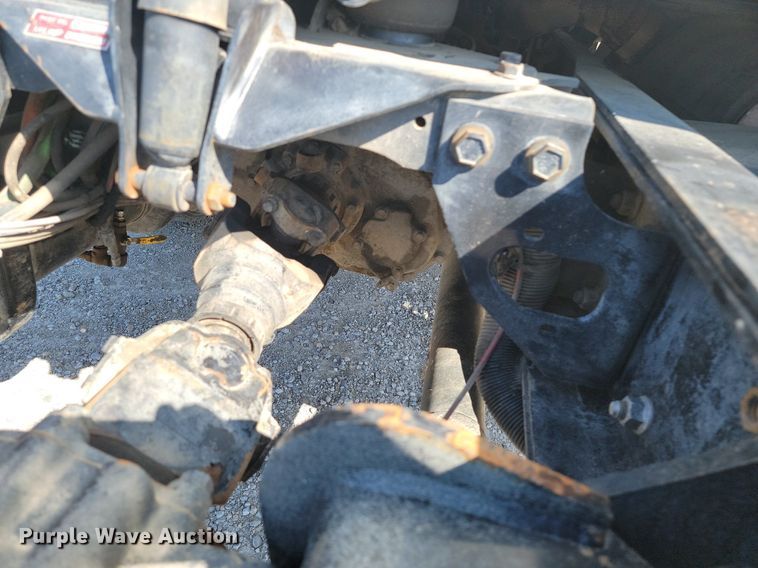 image for item JE9528 2005 International 7400 DT466  truck cab and chassis