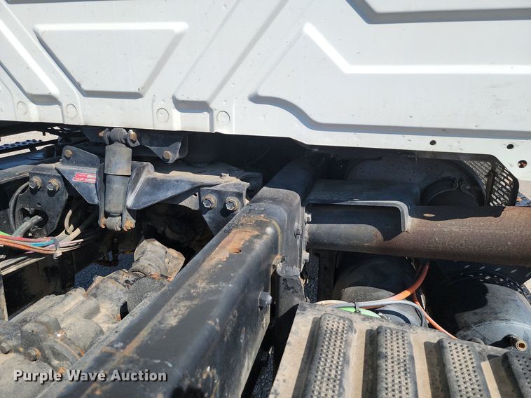 image for item JE9528 2005 International 7400 DT466  truck cab and chassis