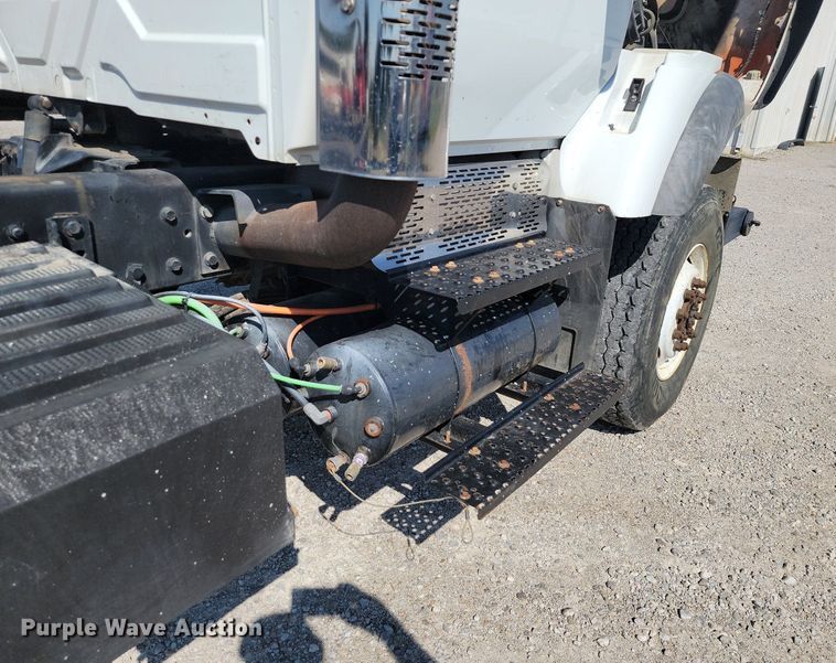 image for item JE9528 2005 International 7400 DT466  truck cab and chassis