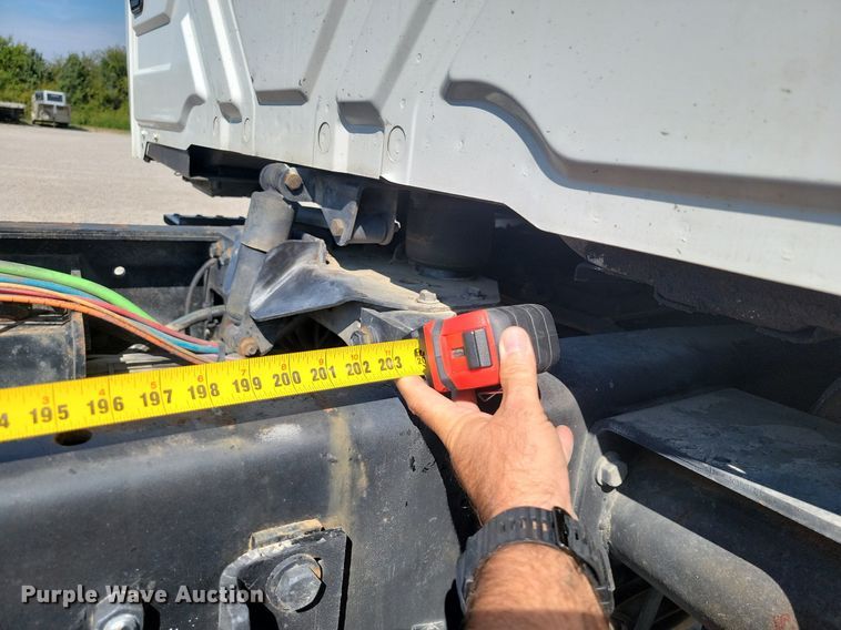 image for item JE9528 2005 International 7400 DT466  truck cab and chassis