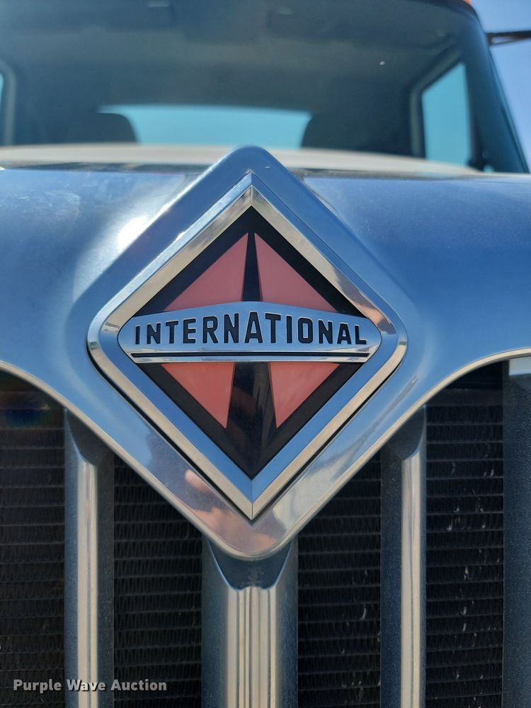 image for item JE9528 2005 International 7400 DT466  truck cab and chassis