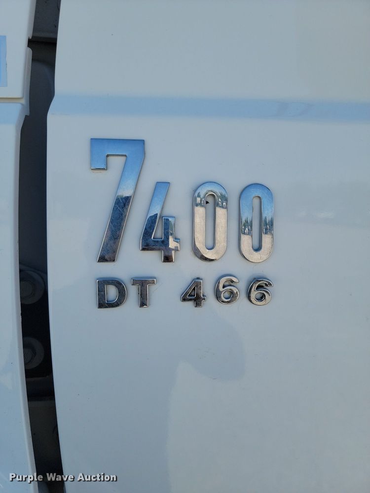 image for item JE9528 2005 International 7400 DT466  truck cab and chassis