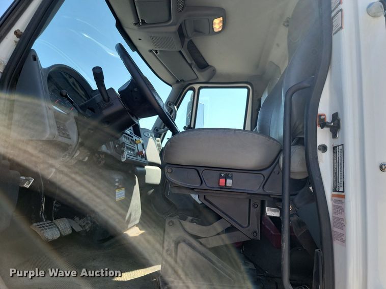 image for item JE9528 2005 International 7400 DT466  truck cab and chassis