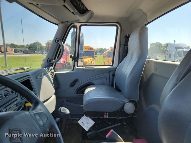 image for item JE9528 2005 International 7400 DT466  truck cab and chassis