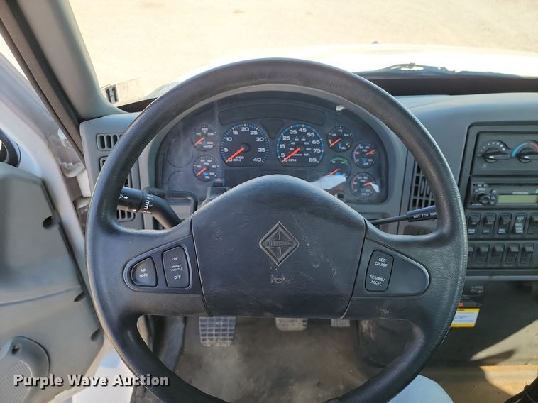 image for item JE9528 2005 International 7400 DT466  truck cab and chassis