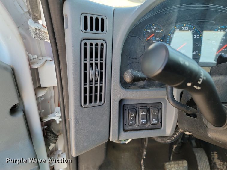 image for item JE9528 2005 International 7400 DT466  truck cab and chassis