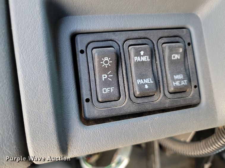 image for item JE9528 2005 International 7400 DT466  truck cab and chassis