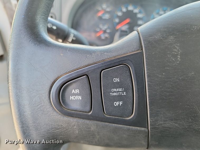 image for item JE9528 2005 International 7400 DT466  truck cab and chassis