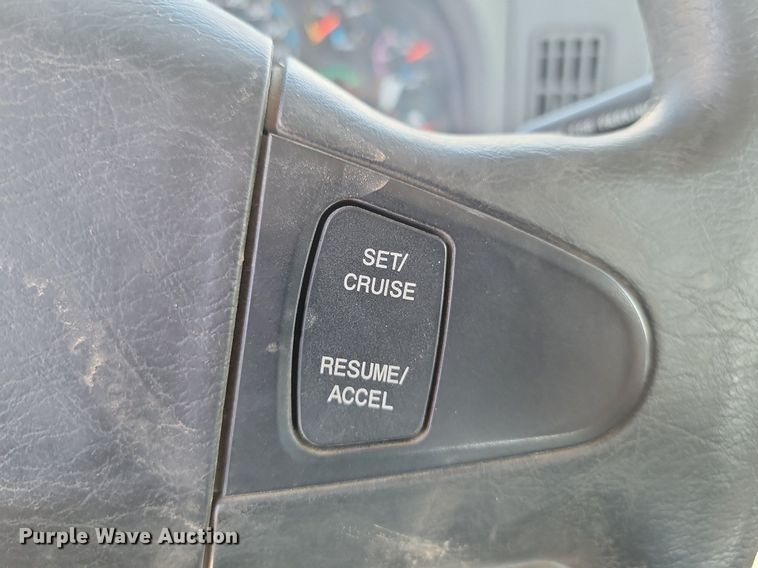 image for item JE9528 2005 International 7400 DT466  truck cab and chassis