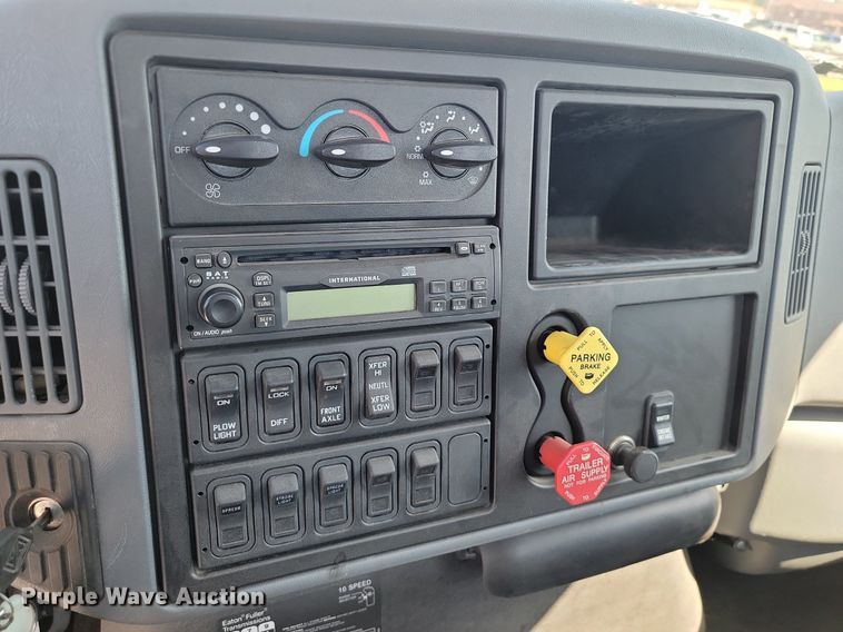 image for item JE9528 2005 International 7400 DT466  truck cab and chassis